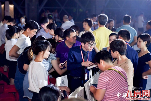 通宵排队! 万人陪跑 ! 多地楼市遇冷，泉州热度不减，市场风向将……——九房网