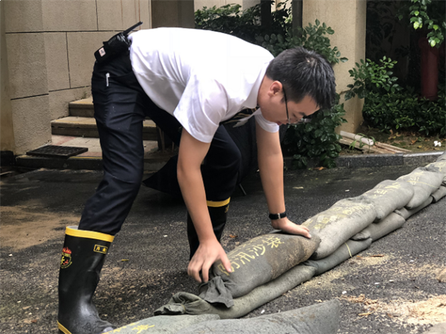 暴雨来袭,有一群人坚守一线,共同守护家园——九房网 暴雨来袭,有一群人坚守一线,共同守护家园——九房网