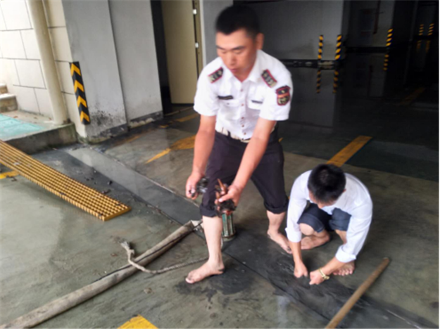 暴雨来袭,有一群人坚守一线,共同守护家园——九房网 暴雨来袭,有一群人坚守一线,共同守护家园——九房网