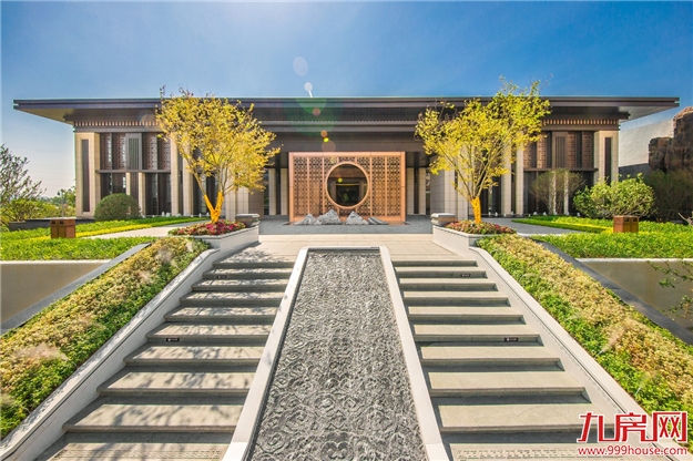 世界城一展厅惊现“龙”的身影！真相竟与世茂双组团新品有关？——九房网