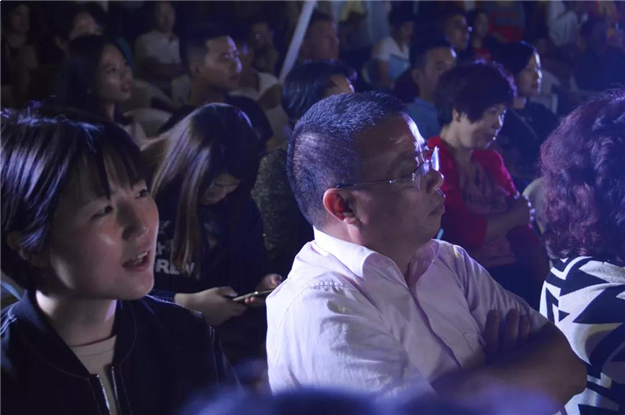 就歌唱吧，在这庭院民谣派对，让我们怦然心动如往昔！——九房网