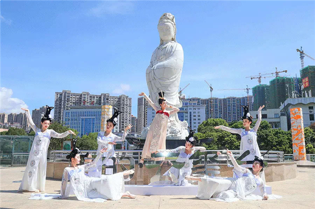一鉴倾城,耀启城芯!美的·云玺台城市展厅璀璨绽放!——九房网 一鉴倾城,耀启城芯!美的·云玺台城市展厅璀璨绽放!——九房网