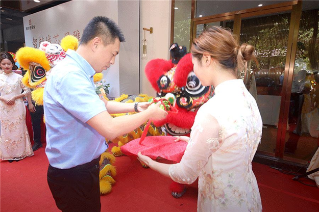 一鉴倾城,耀启城芯!美的·云玺台城市展厅璀璨绽放!——九房网 一鉴倾城,耀启城芯!美的·云玺台城市展厅璀璨绽放!——九房网