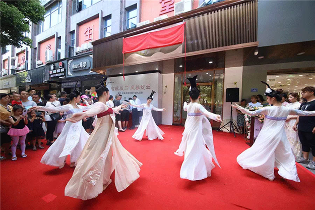 一鉴倾城,耀启城芯!美的·云玺台城市展厅璀璨绽放!——九房网 一鉴倾城,耀启城芯!美的·云玺台城市展厅璀璨绽放!——九房网