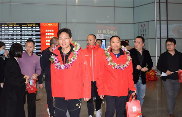 福信戈三战队夺得戈壁挑战赛品牌A队冠军，载誉归来——九房网